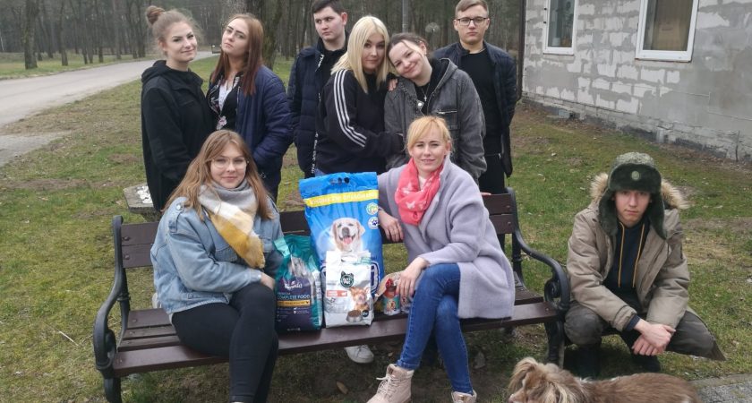Wolontariusze z LO Tychowo z wizytą    w schronisku dla zwierząt SOS.