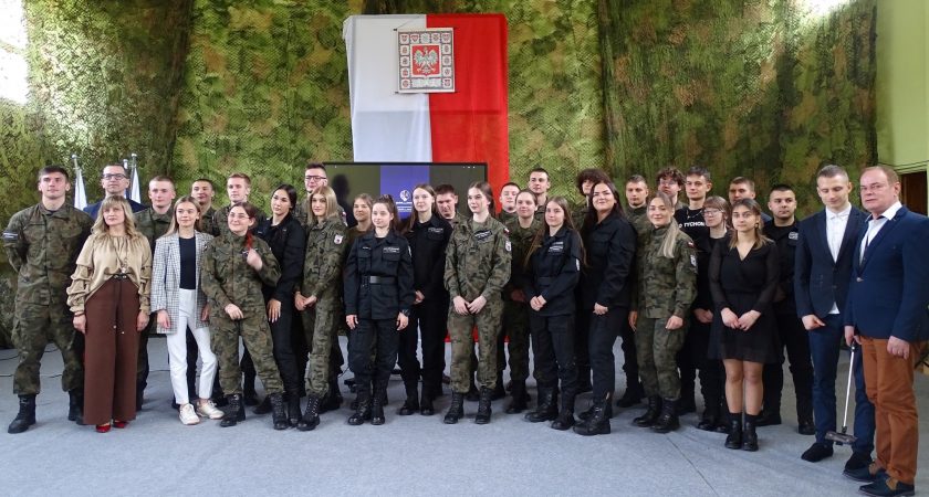 Czas rozwinąć skrzydła. Pożegnanie maturzystów 2023.