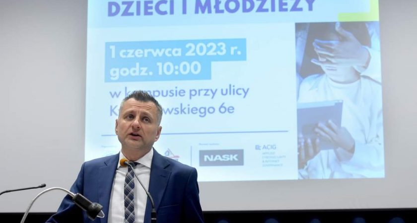 „Cyberbezpieczeństwo dzieci  i młodzieży”