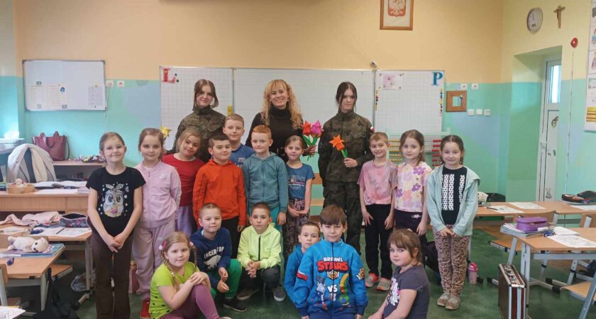 „CAŁA SZKOŁA CZYTA DZIECIOM” – NASZE WOLONTARIUSZKI CZYTAJĄ MŁODSZYM.