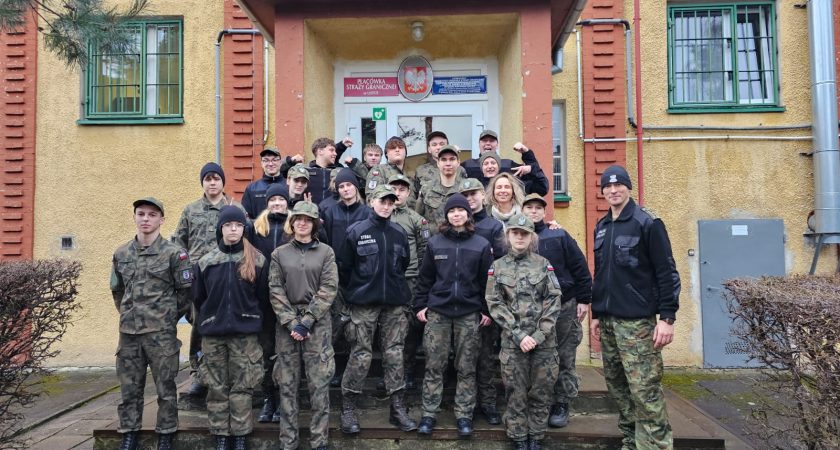 Spotkanie uczniów LO w Tychowie ze Strażą Graniczną – lekcja bezpieczeństwa w praktyce.