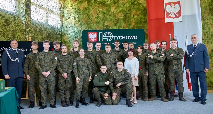 Uroczyste pożegnanie absolwentów w Liceum Ogólnokształcącym w Tychowie.